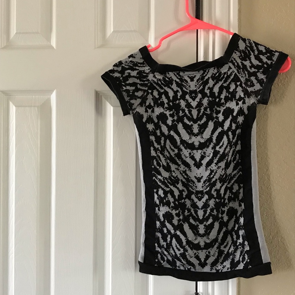 Bebe spandex short sleeve leopard print shirt